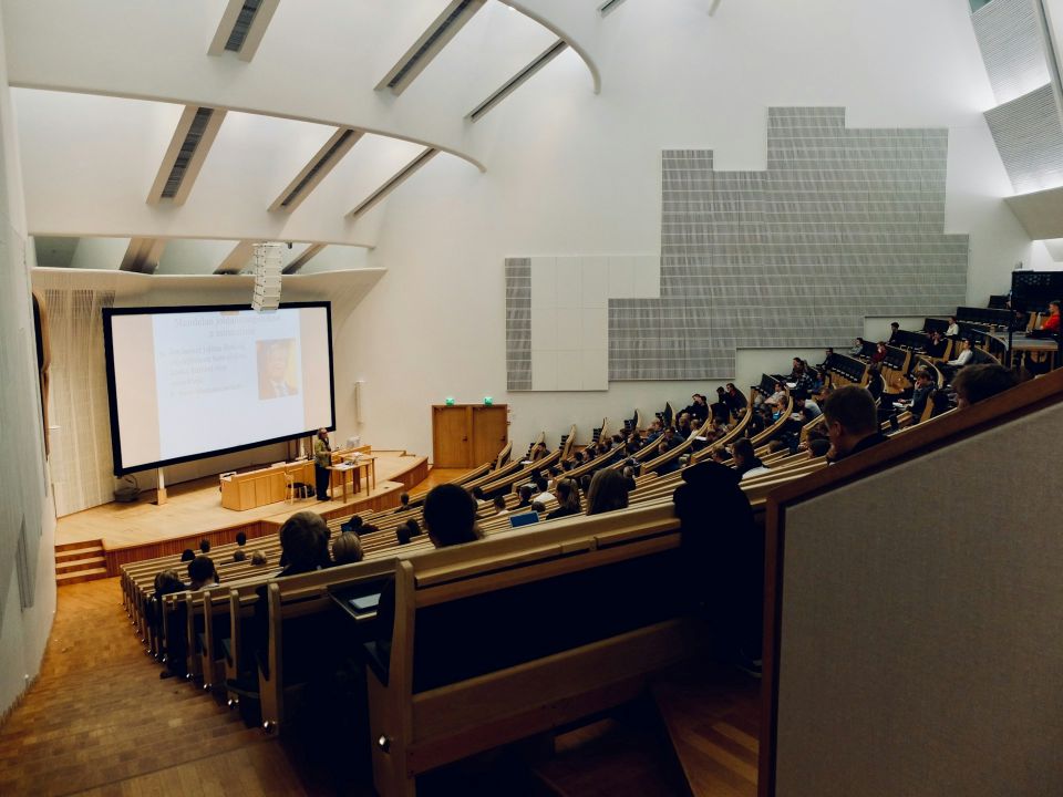 Vay Tiền Để Đóng Học Phí: Cần Cân Nhắc Gì?